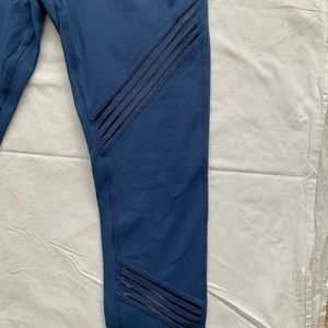 Alo Yoga leggings. Never been worn but tag removed.perfect condition